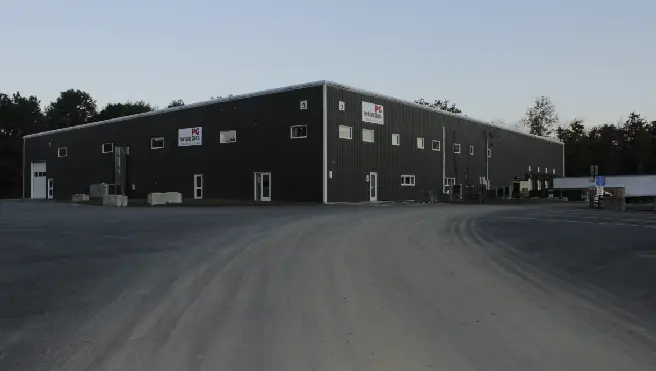A picture of a commercial facility.